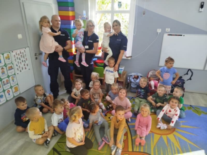 DZIECI POZUJĄ DO WSPÓLNEGO ZDJĘCIA Z POLICJANTAMI