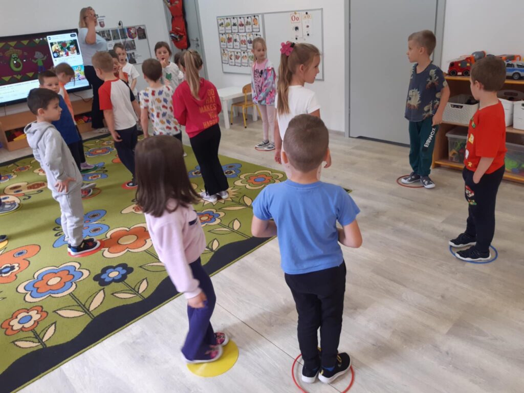 DZIECI UCZESTNICZĄ W ZABAWACH RUCHOWYCH