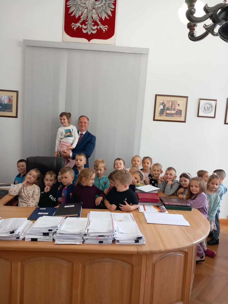 DZIECI POZUJĄ Z PANEM BURMISTRZEM DO WSPÓLNEGO ZDJĘCIA