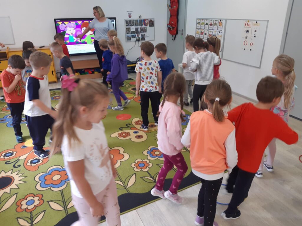 DZIECI UCZESTNICZĄ W ZABAWACH RUCHOWYCH