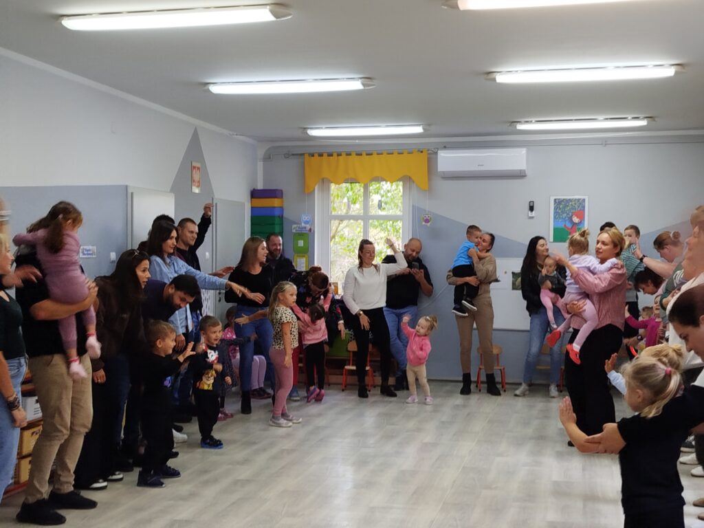 rodzice i dzieci wspólnie tańczą 