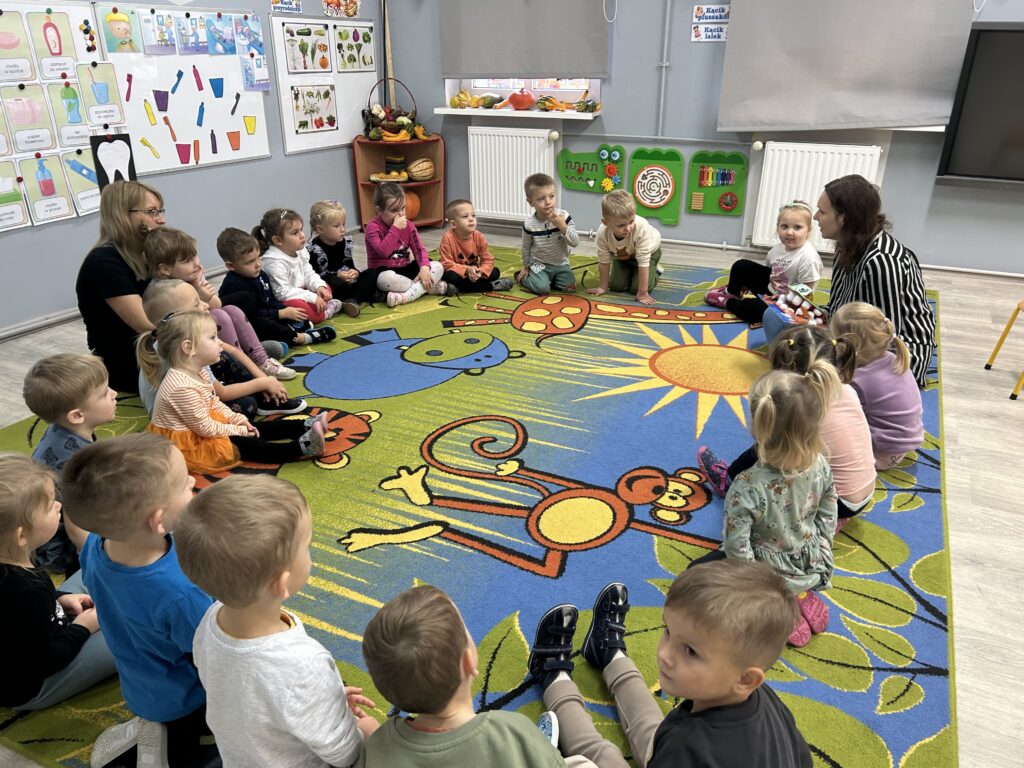 Dzieci słuchają bajki pt. " Zabi król" prezentowanej przez zaproszonego gościa- pracowanika Sanepid-u w ramach relaizacji programu profilaktycznego 