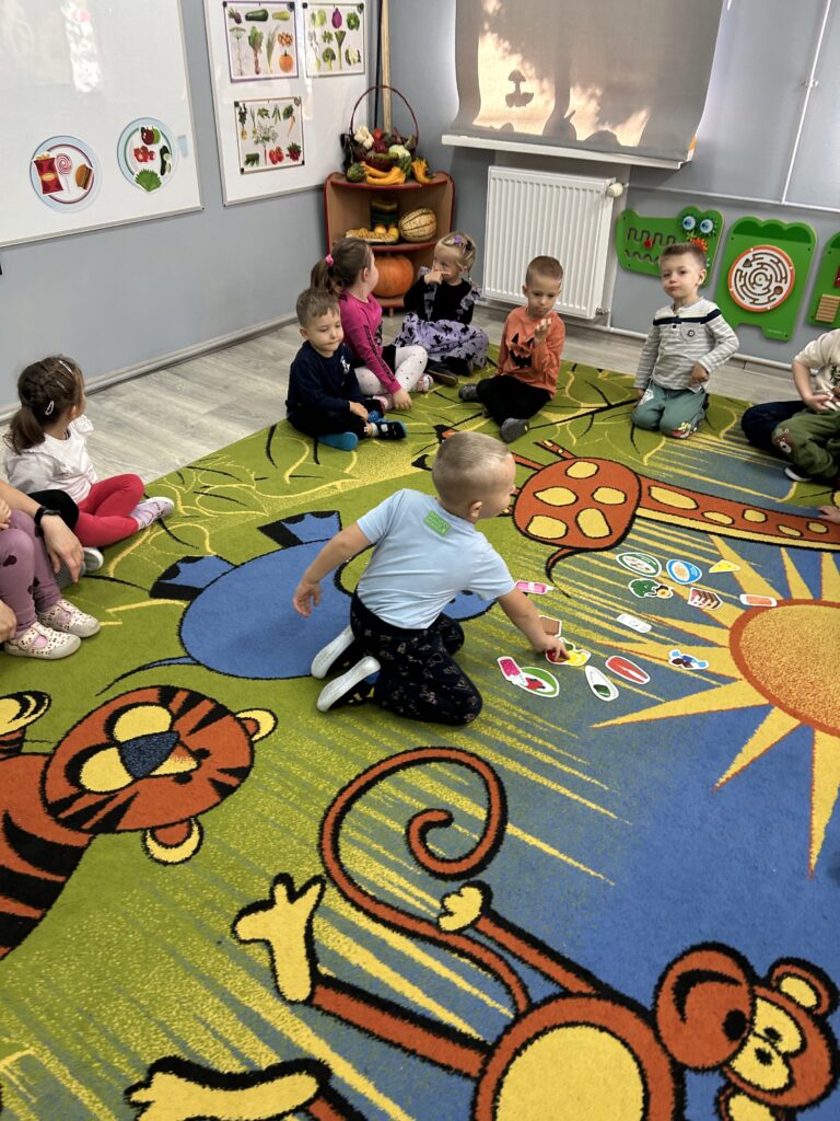 Chłopiec wyszukuje obrazek o zdrowych produktach dla naszych zębów.