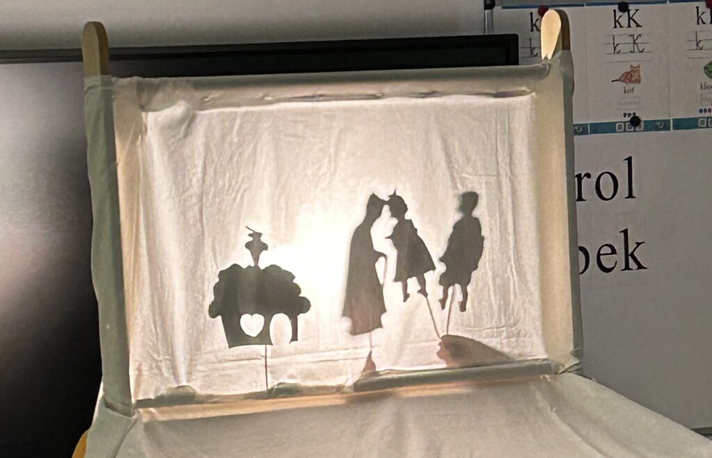 Ekran przedstawia postacie ( cienie) z bajki JAS I MAŁGOSIA.