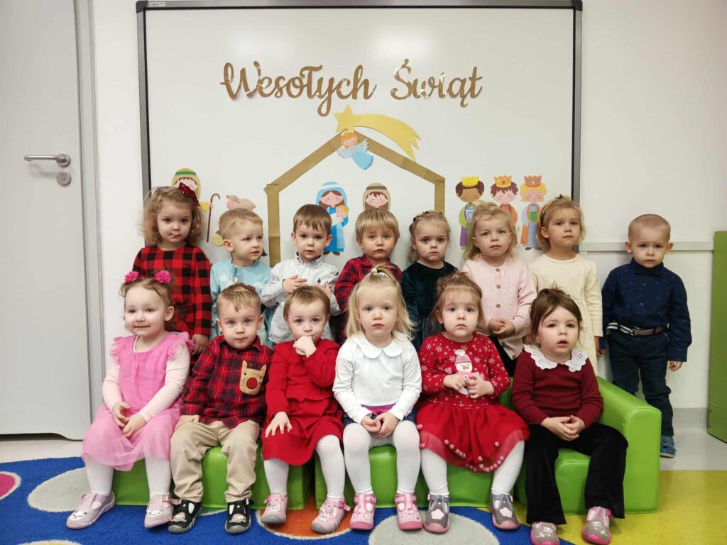 DZIECI POZUJĄ DO ZDJĘCIA UBRANE W ODŚWIĘTNE STROJE 