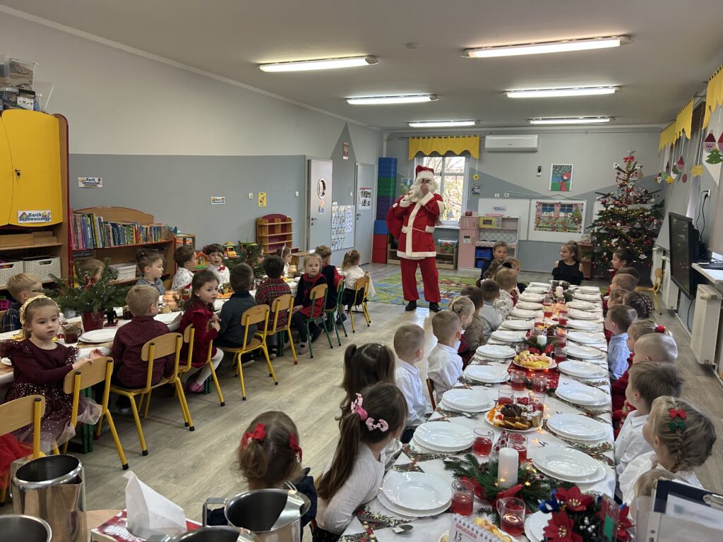 Niespodziewana wizyta Mikołaja w czasie uroczystego świątecznego obiadu. 