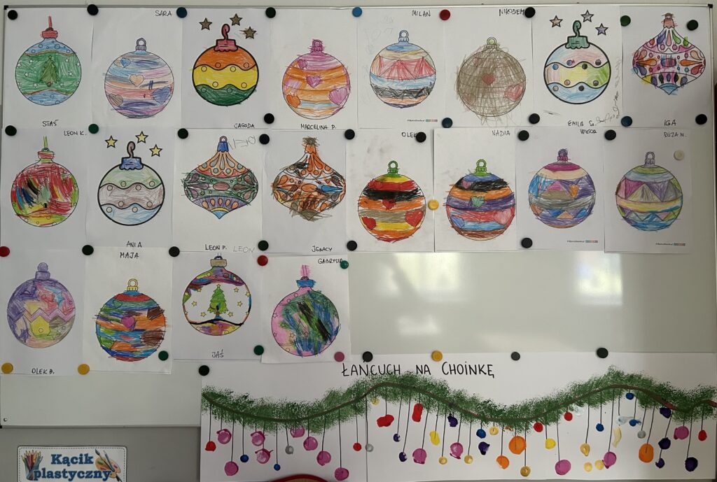 Zdjęcie przedstawia świąteczny łańcuch i prace z kolorowymi bombkami w wykonaniu dzieci.