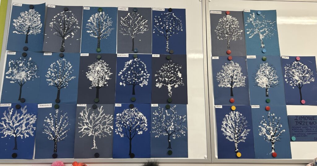 Prace plastyczne w szatni grupy najmłodszej przedstawia zomowe drzewa wykonane technika stemlowania. Przy uzyciu patyczka kosmetycznego nasze maluszki robiły na gałązkach kropeczki, w ten sposób powstały piekne zimowe drzewa