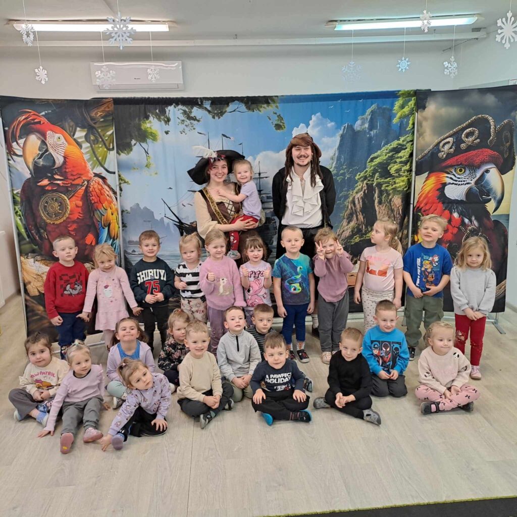 Dzieci wykonuja sobie zdjęcie z aktorami, którzy przyjechali do przedszkola z przedstawieniem pt." Piraci i wyspa skarbów". Po obejrzeniu wszyscy wykonuja sobie pamiątkowe zdjęcie przed dekoracją razem z piratami. 