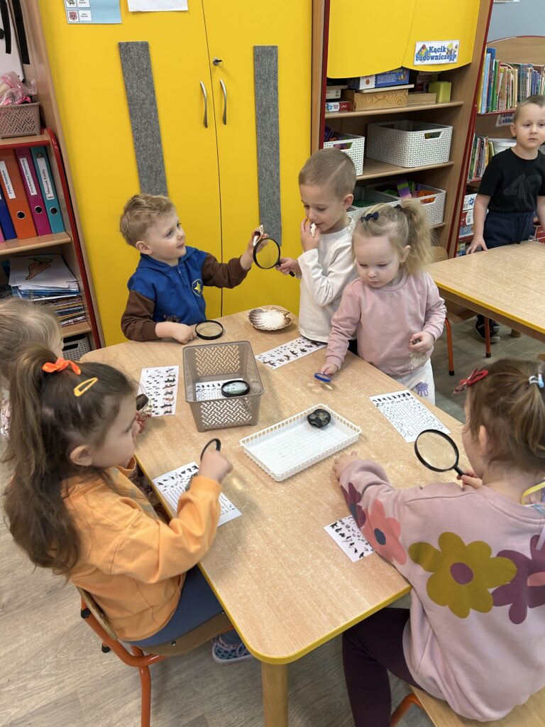 Przedszkolaki rozwijają swoje zainteresowania badawcze. Wykorzystuja lupy do zabaw i obserwacji 