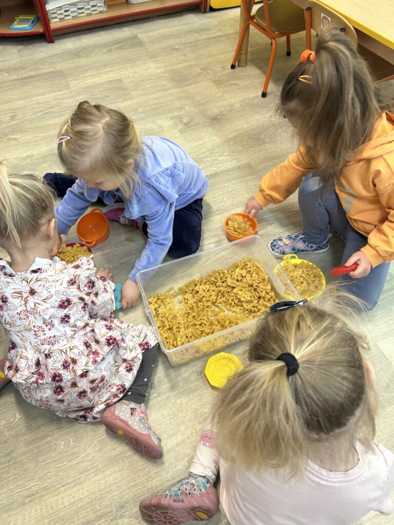 Zabawa sensoryczna z makaronem.