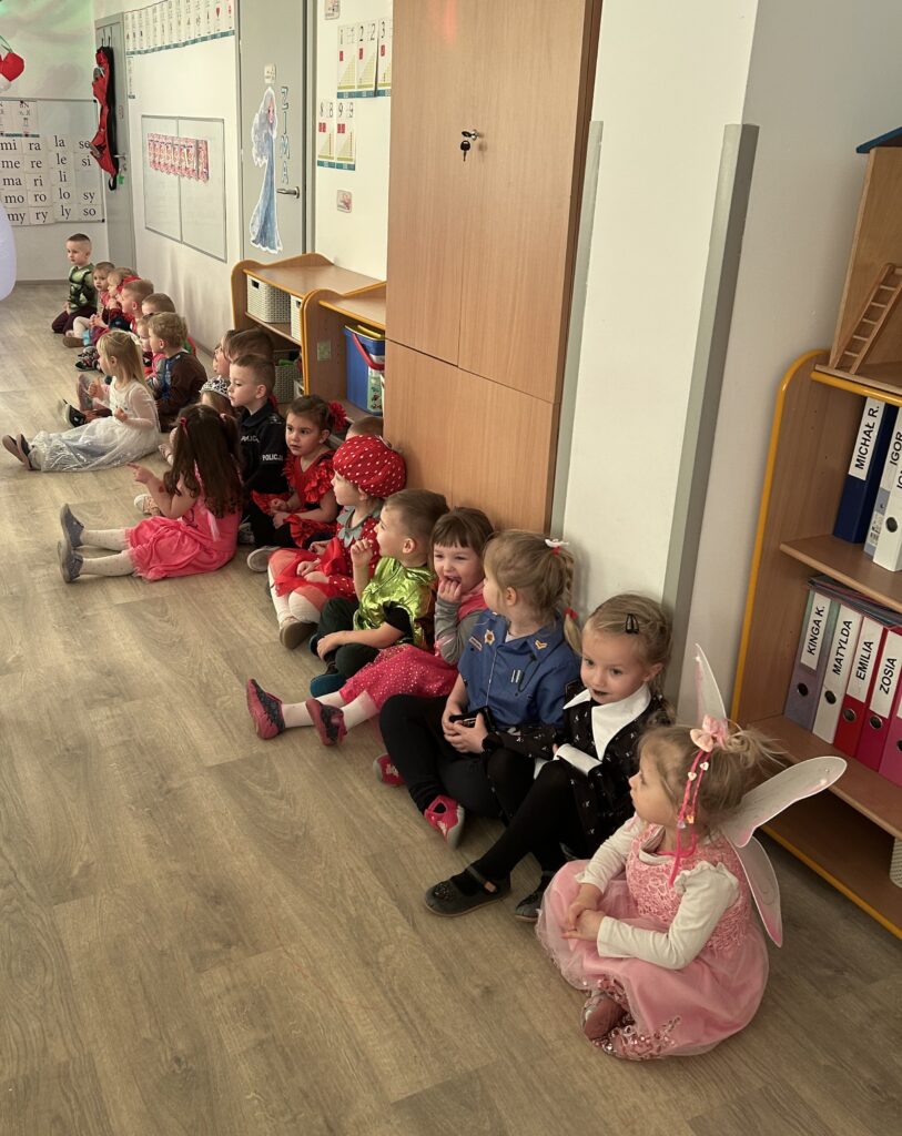Dzieci z grupy I ubrane sa w stroje karnawalowe, uczestniczą w balu przebierańców. 