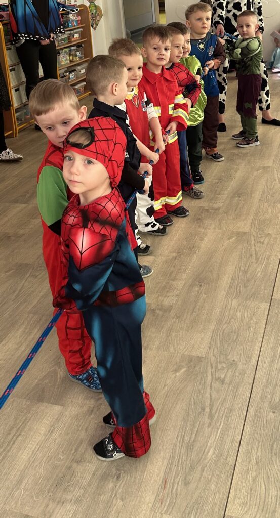 przeciąganie liny na balu- chłopcy uczestniczą w konkurencji sportowej 