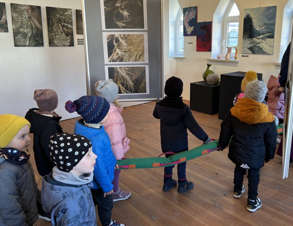 Dzieci z przedszkolnej grupy MALUCHÓW znajdują się w sali wystawowowej w SDK oglądają prace lokalnych artystek