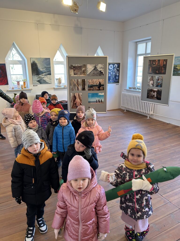 Przedszkolaki pierwszy raz oglądają wystawe prac w SDK pod hasłem KOBIETY MALUJĄ 