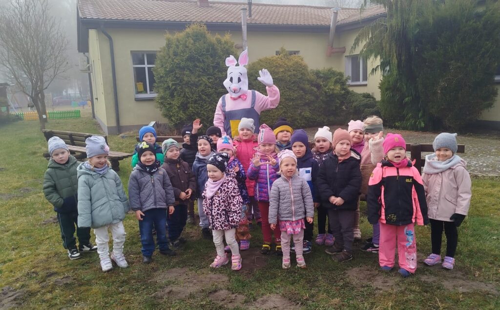 pamiątkowe zdjęcie z zającem wielkanocnym