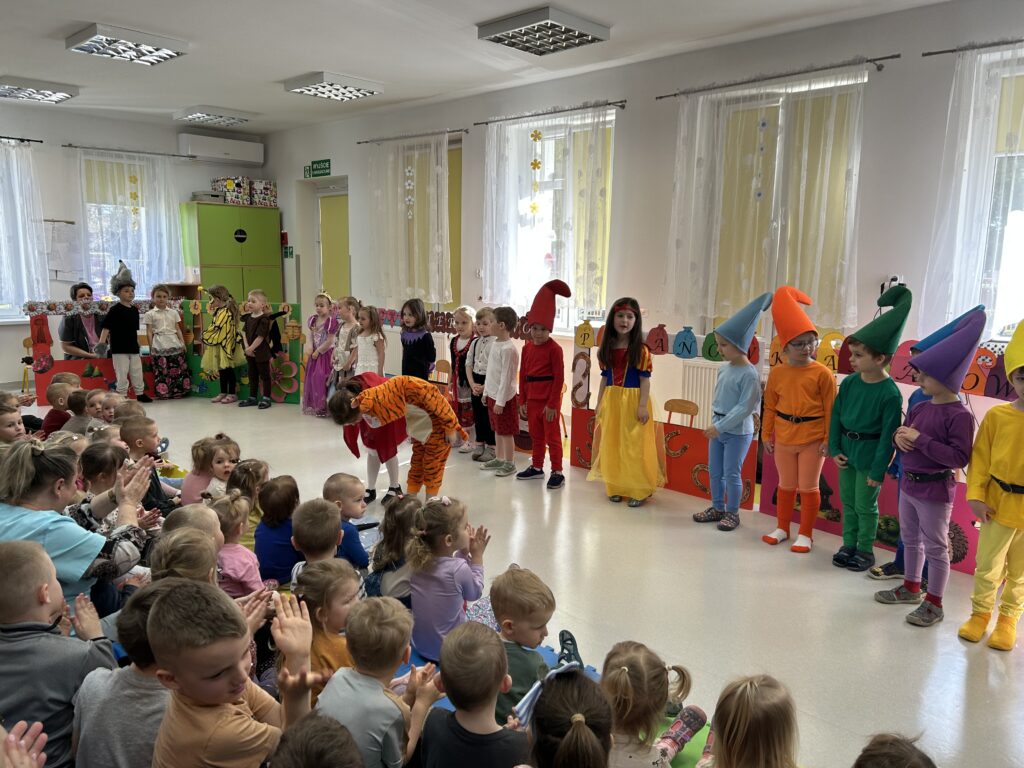 na ZDJĘCIU DZIECI OGLĄDAJA WYSTĘPY INNYCH PRZEDSZKOAKÓW Z OKAZJI DNI TEATRU. 