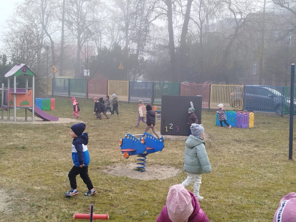 szukanie jajek ukrytych w trawie